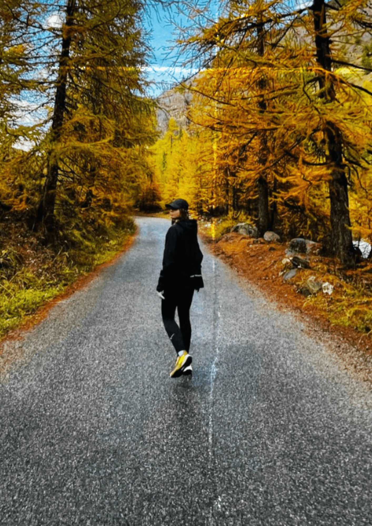 Manon Roch — seule sur une route en forêt