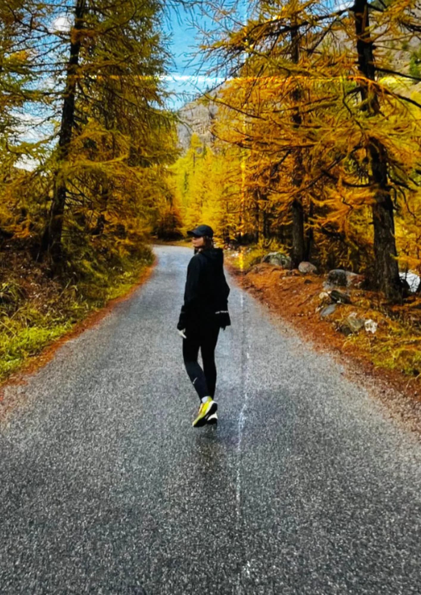 Manon Roch — seule sur une route en forêt